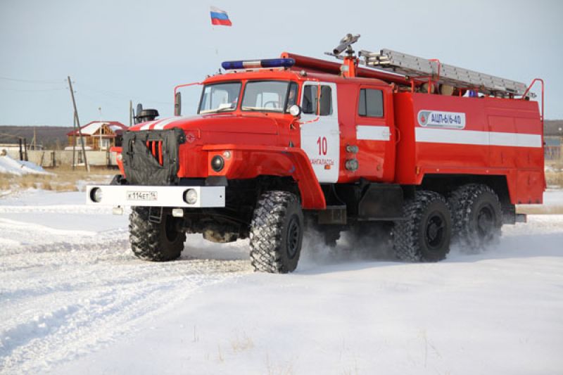 Зимние пожарные. Пожарная машина зима. Пожарный автомобиль зима. Пожарный Урал зимой. Пожарная машина едет зимой.